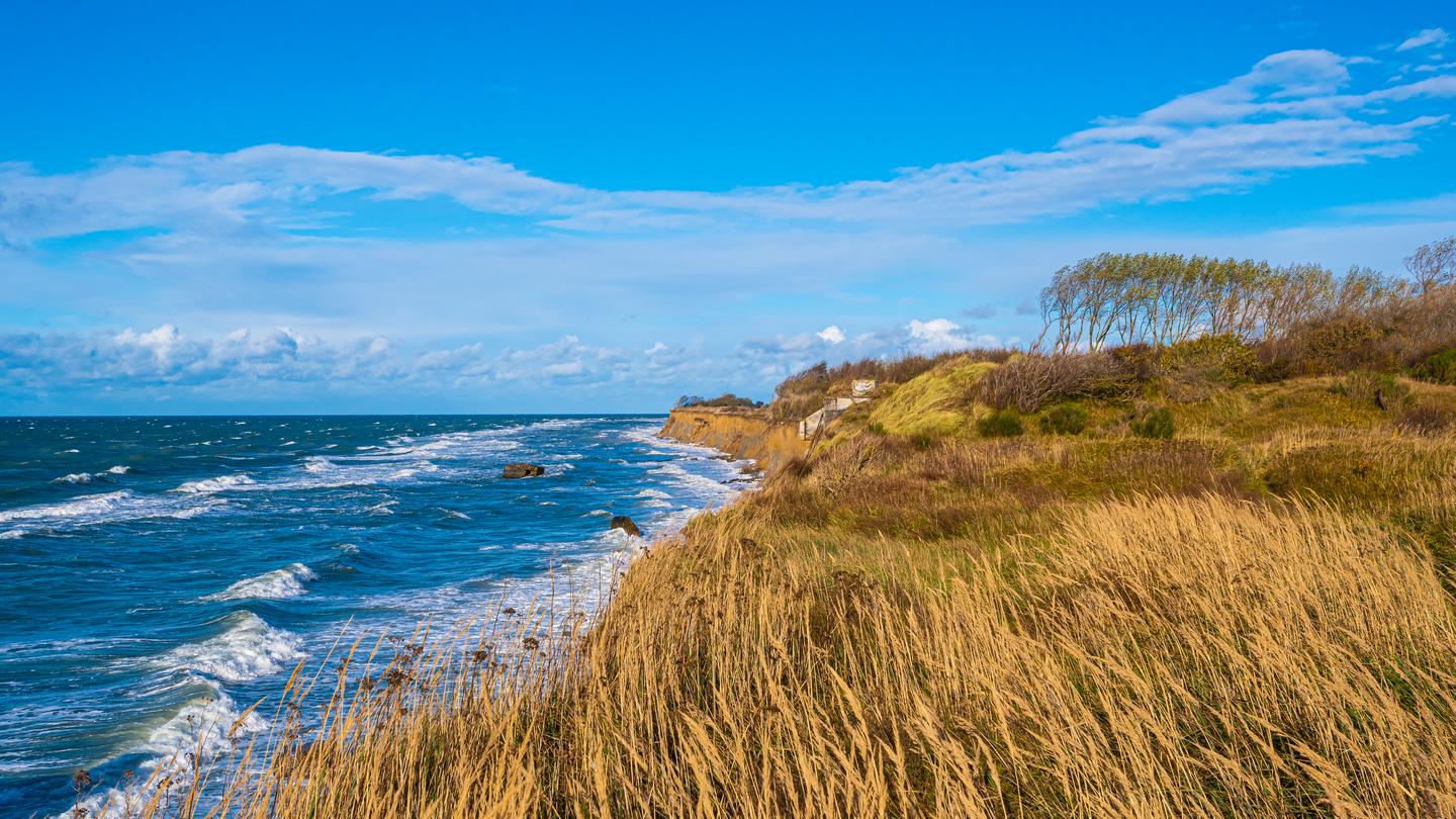 Hotel auf Rügen mit Frühstück: Steilküste an der Ostsee mit Brandung und Dünenlandschaft