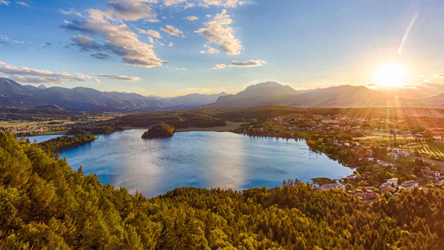 Panoramablick über den Faaker See