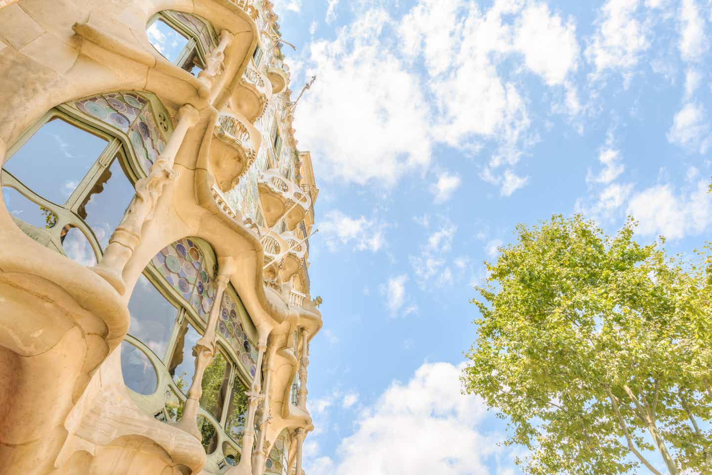 Blickfang im Passeig de Gràcia: Die Casa Batlló glänzt mit Glas, Stein und Fantasie Fassade der Casa Batlló von Antoni Gaudí in Barcelona