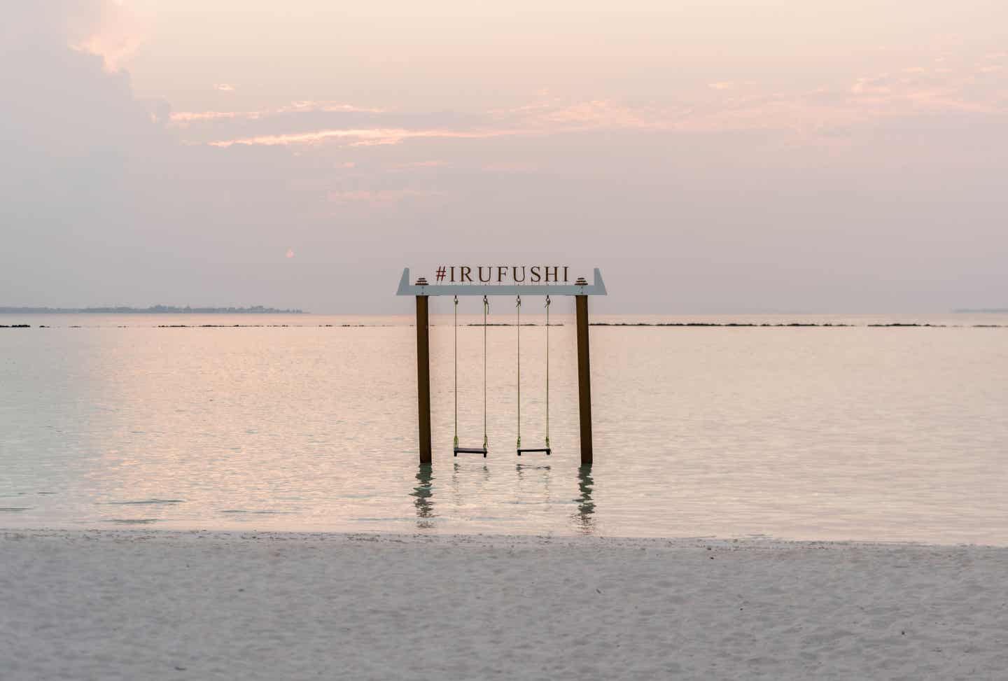 Macht Offline auf einer Schaukel im Meer