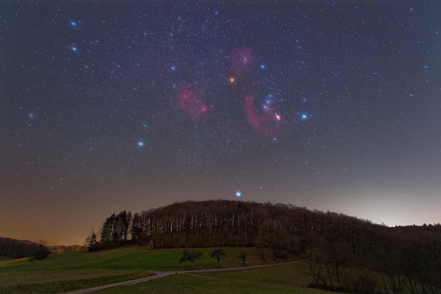 Sternenhimmel auf dem Land ohne Lichtverschmutzung bei einem nachhaltigen Ausflug