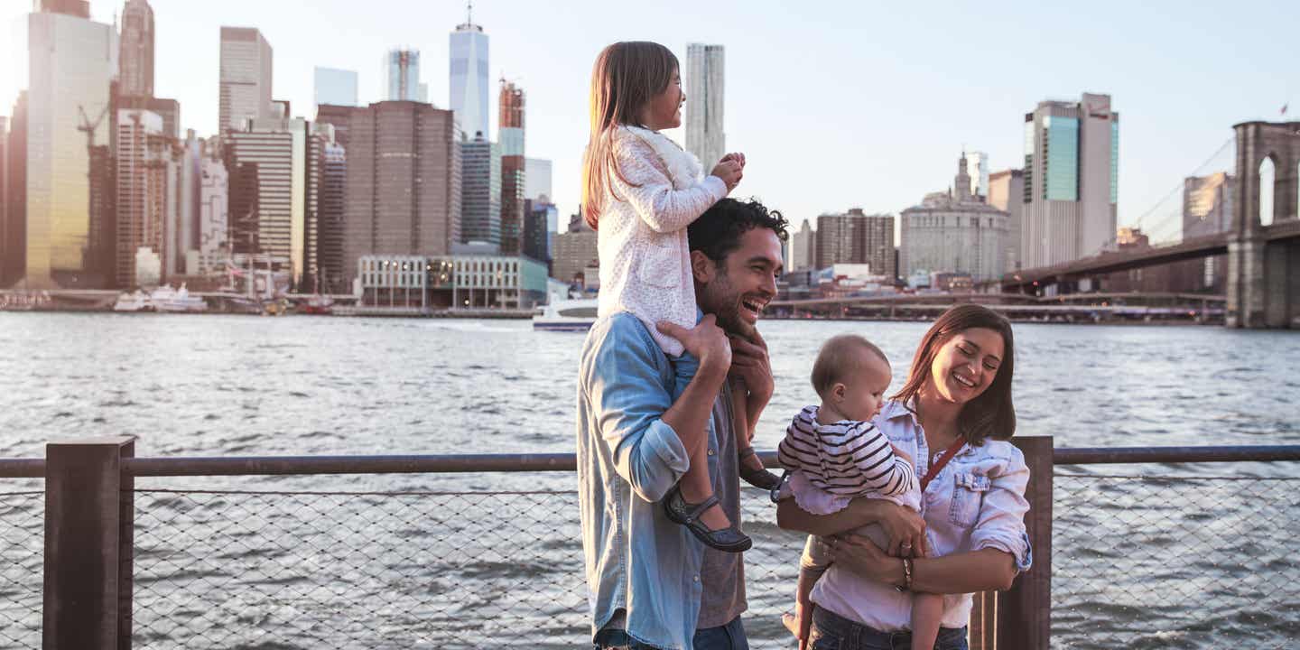 Familie in New York unterwegs am Fluss