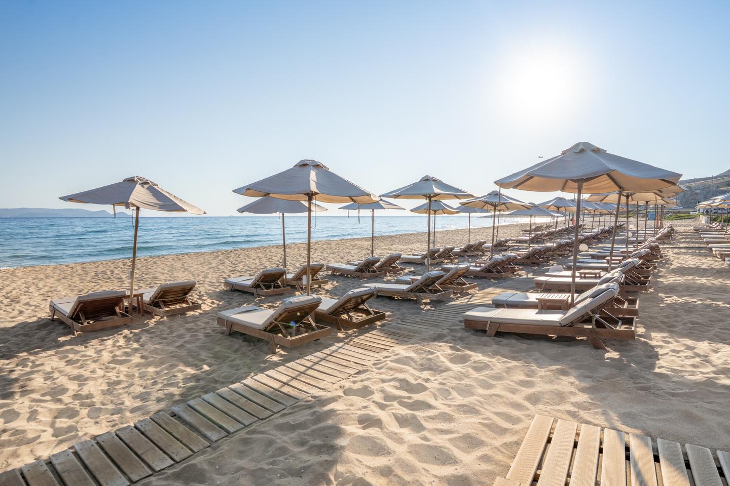 Strand mit Liegen
