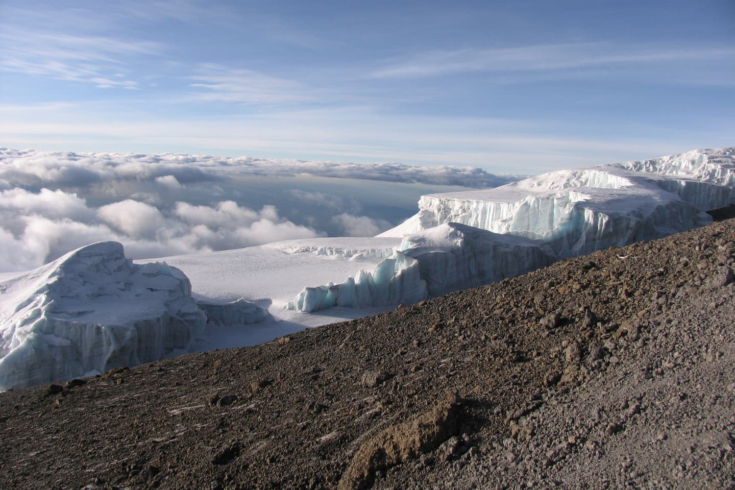 Der Blick hinunter vom Uhuru Peak - Kilimandscharo Tour