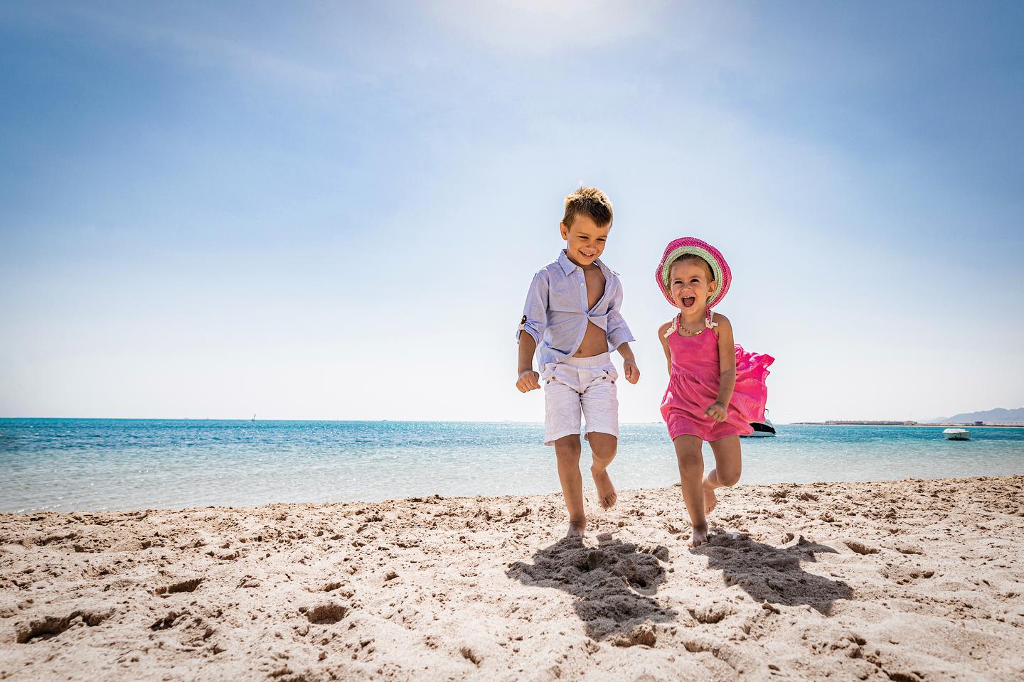Mit der ganzen Familie: Reise ans Wasser mit Strand und Palmen