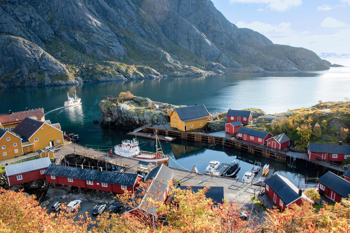 Blick auf den Nusfjord in Norwegen: Skandinaviens Reisezeiten