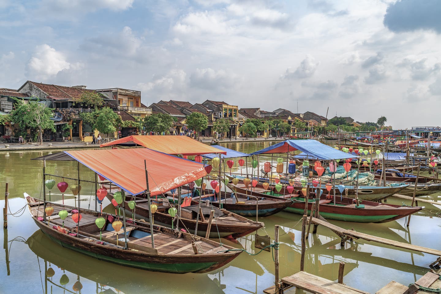 Vietnam beste Reisezeit: Holzboote in Hoi An