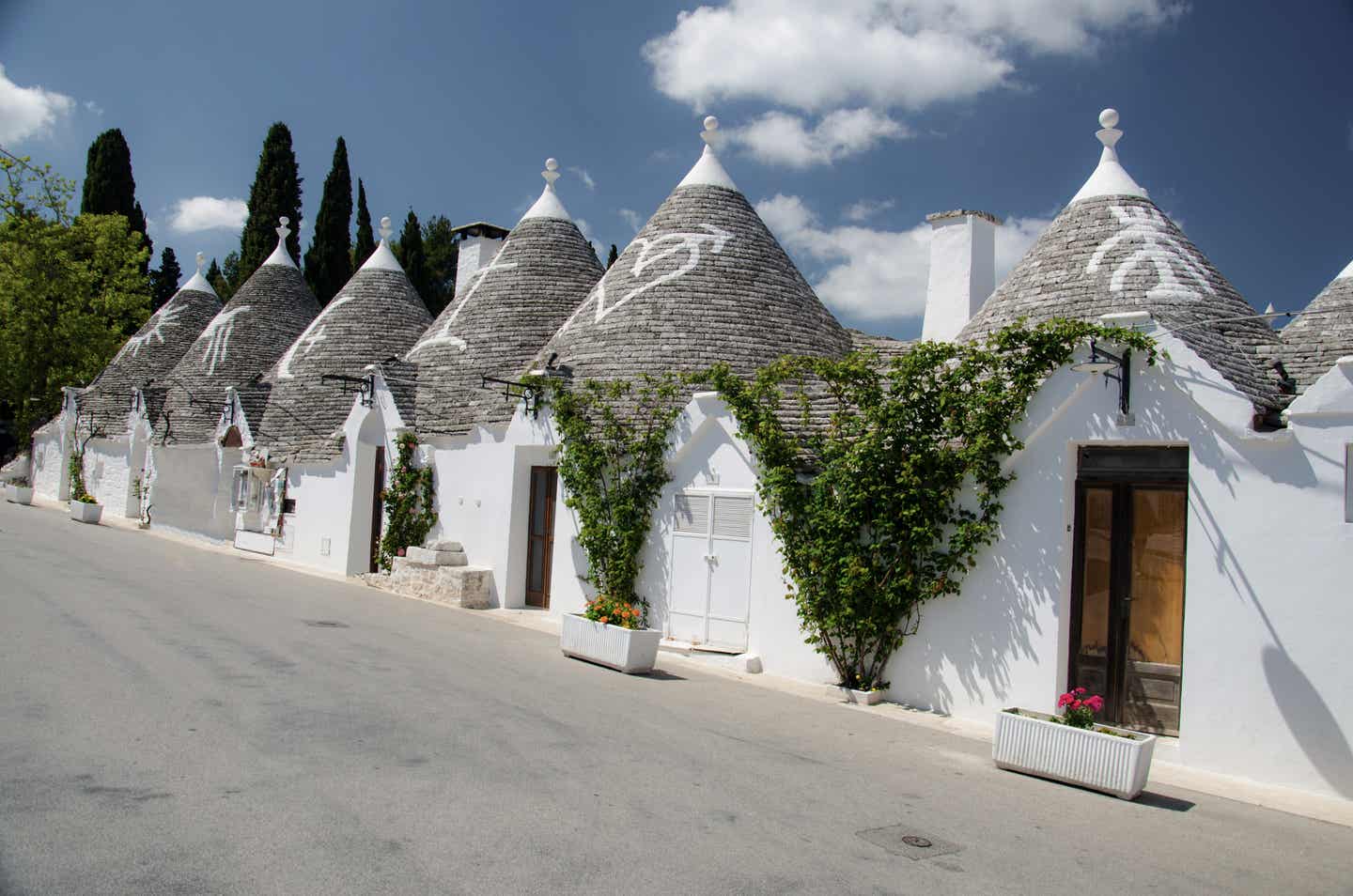 Apulien Urlaub mit DERTOUR. Straße mit den besonderen Trulli-Häusern Apuliens in Alberobello