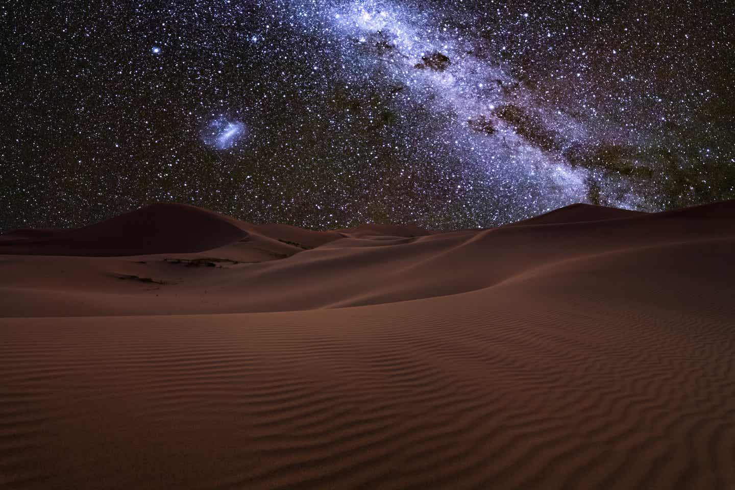 Tunesien Wüste: Aussicht auf die Sahara-Wüste unter dem Nachtsternenhimmel