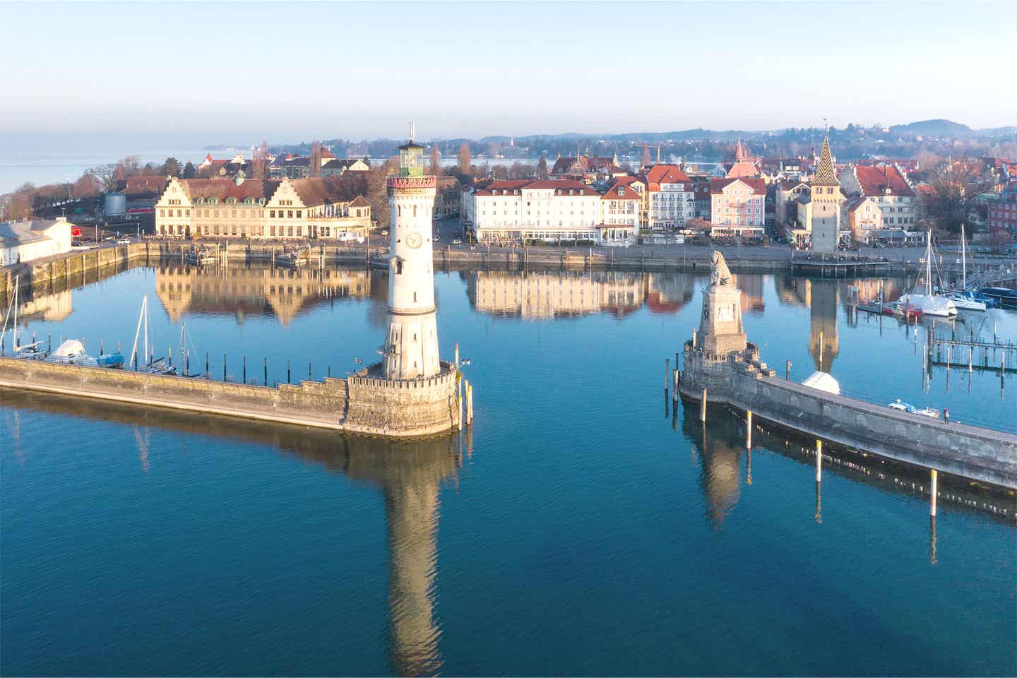 Blick auf den berühmten Leuchtturm von Lindau am Bodensee