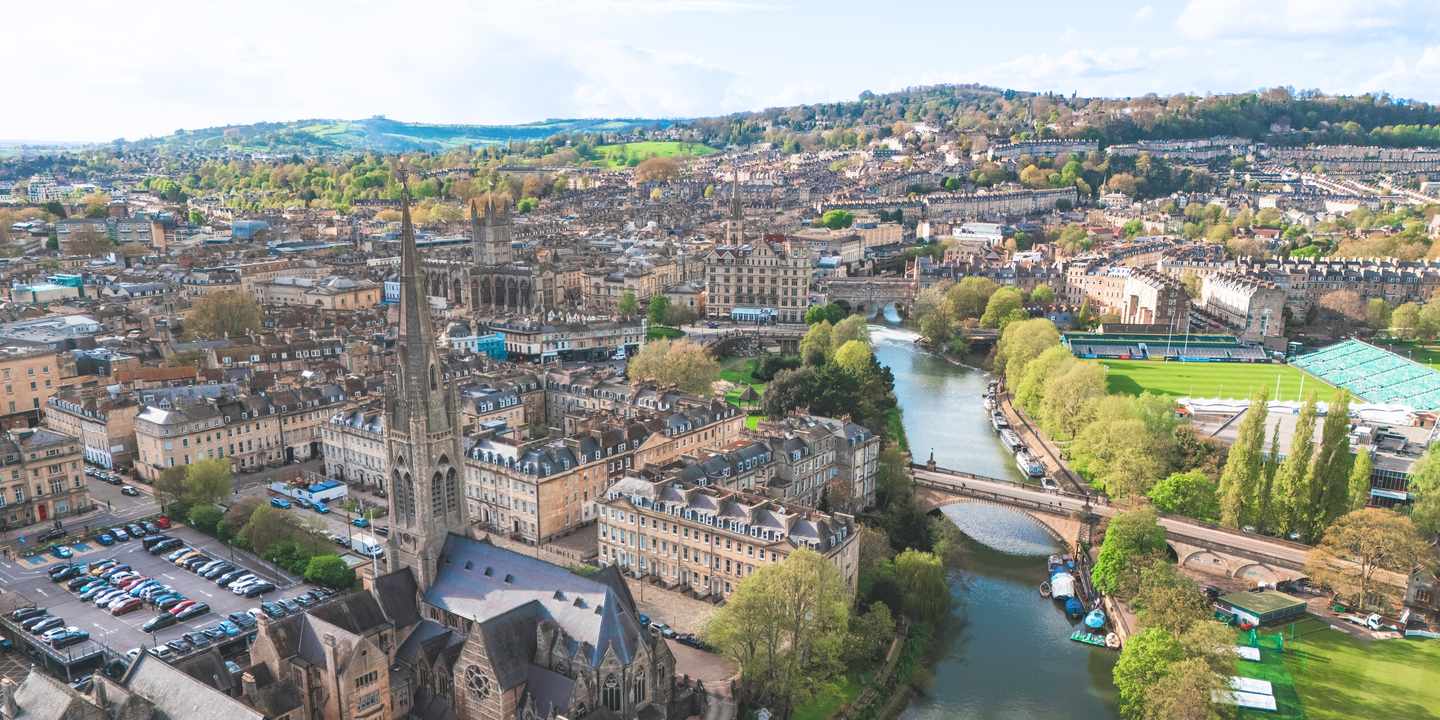 grossbritannien-england-bath-fluss-avon-historische-altstadt-luftaufnahme-gruenflaechen-g-2149735817.jpg