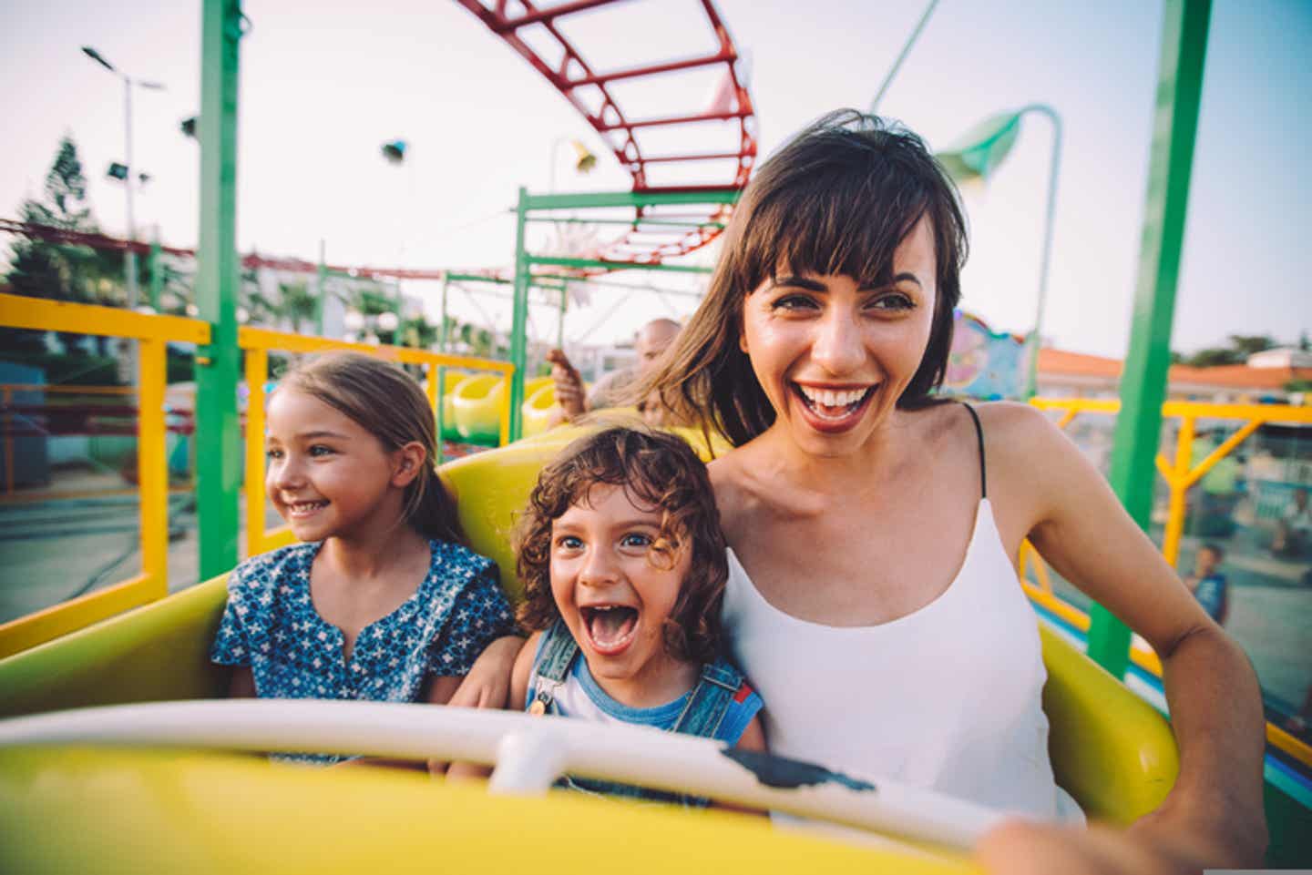 Familienurlaub Baden-Württemberg: Adrenalin und jede Menge Spaß für Groß und Klein im Europa-Park Rust. Mutter und Kinder in Achterbahn.