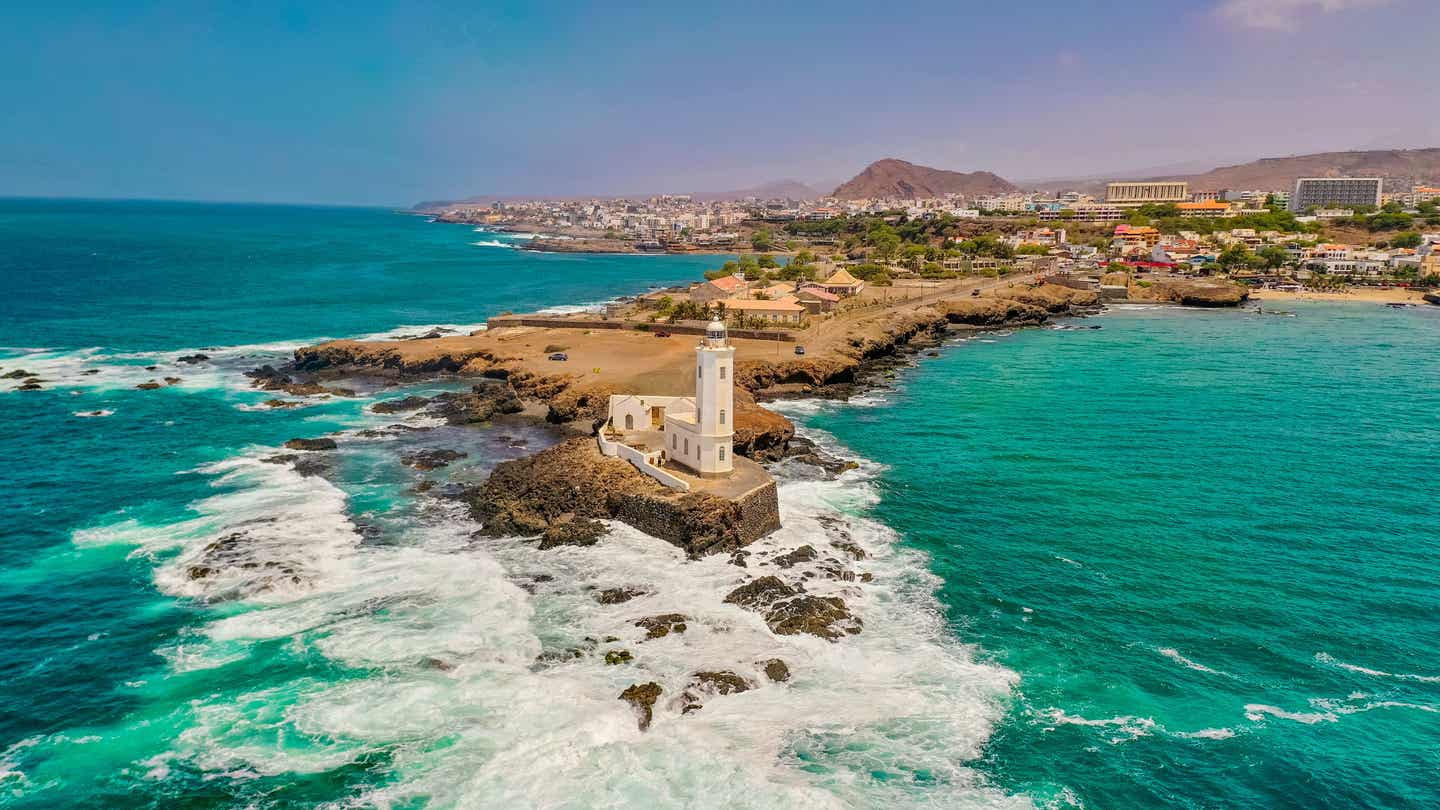 Reiseziele Winter: Luftaufnahme von der Praia de Santiago auf den Kapverden