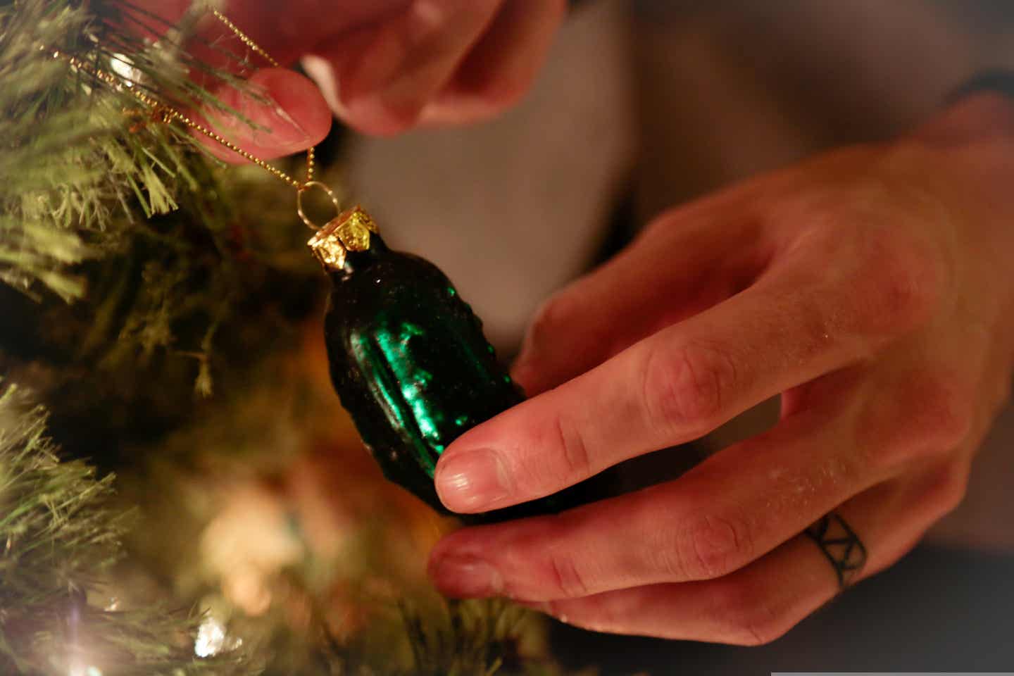 Ein Weihnachtsgurken-Anhänger im Baum