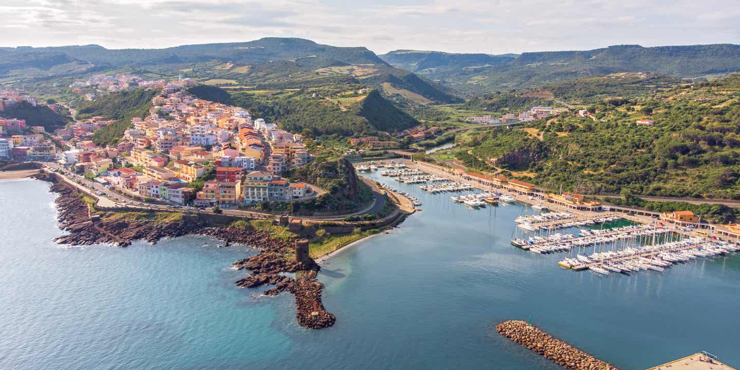 Blick auf Marina Castelsardo an der malerischen Bucht auf Sardinien