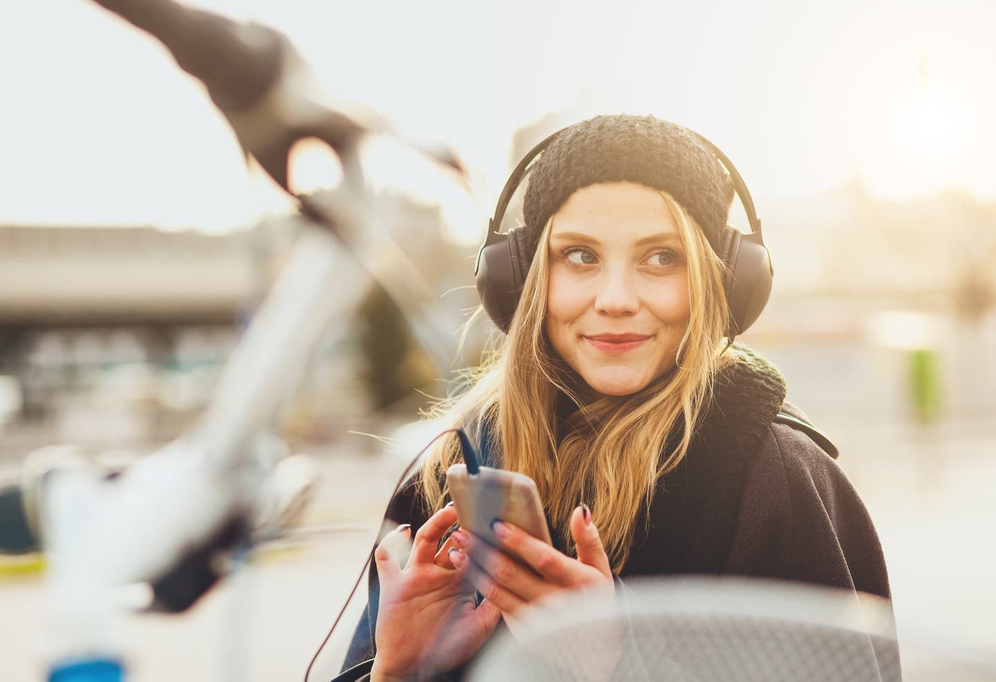 Frau mit Headphones hört auf Reisen Musik