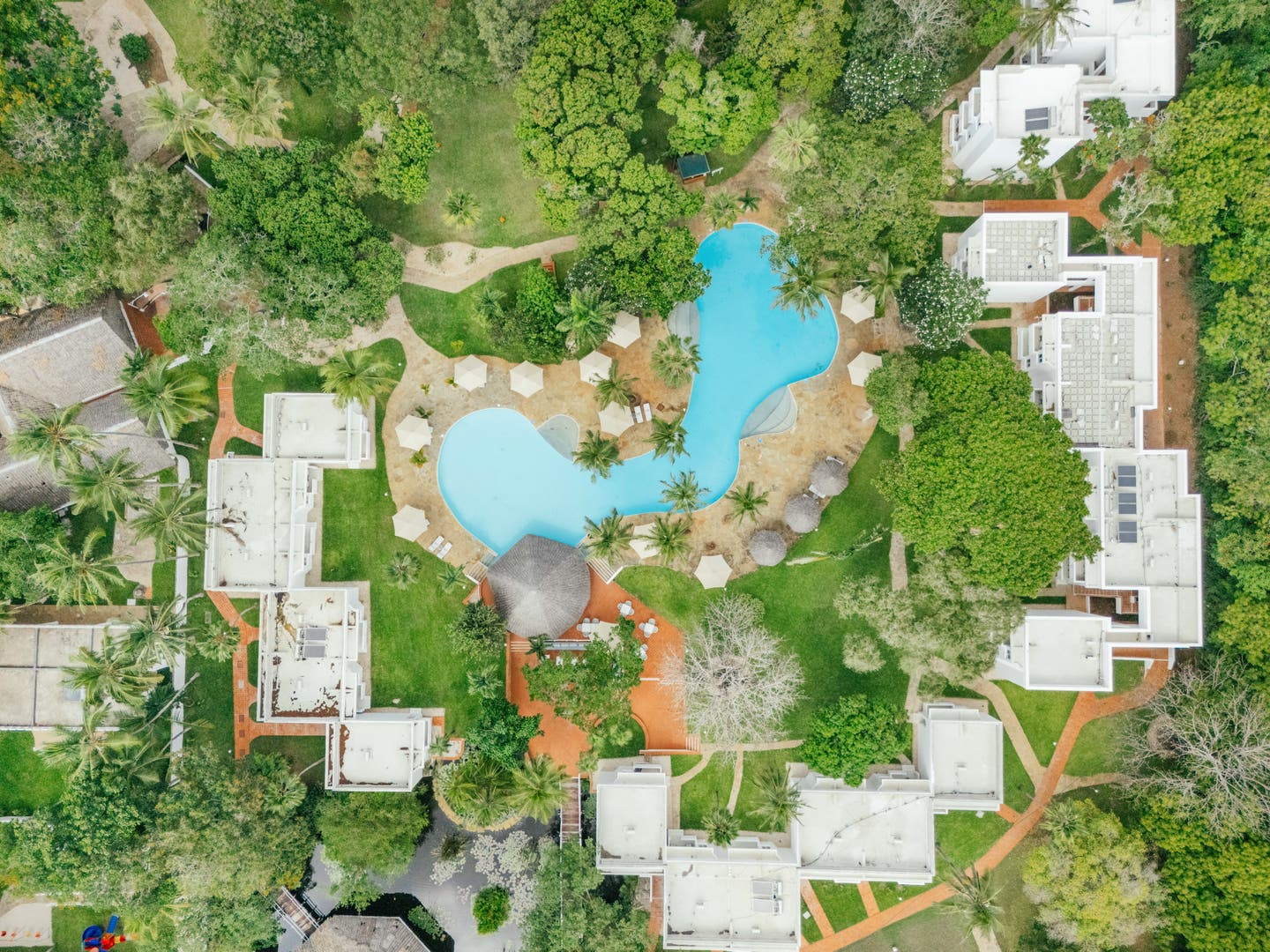Drohnenaufnahme der Hotelanlage mit Pool