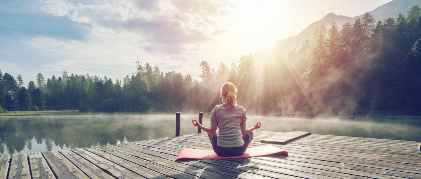 Deutschland Self Care Frau medietiert am Wasser