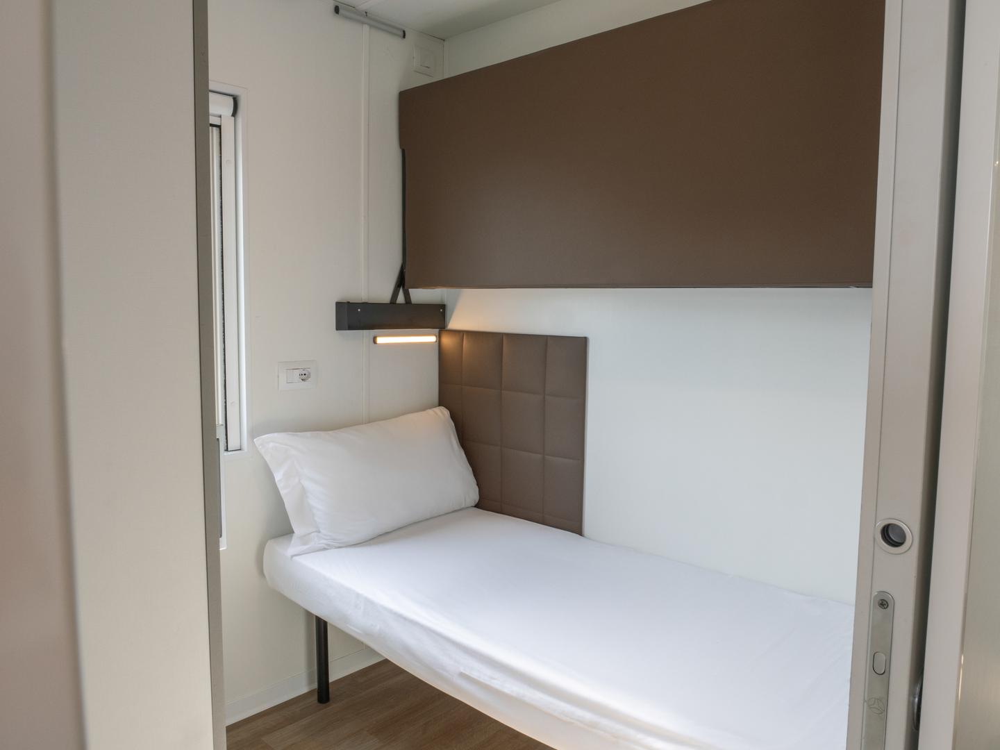 Einfaches Schlafzimmer der Camp-Lodge Deluxe Lakeside