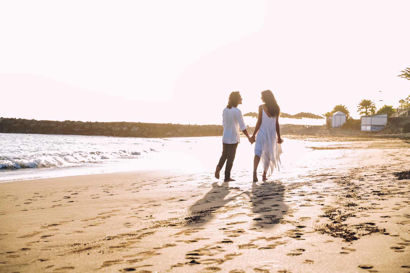 Heiraten im Ausland: Paar am Strand