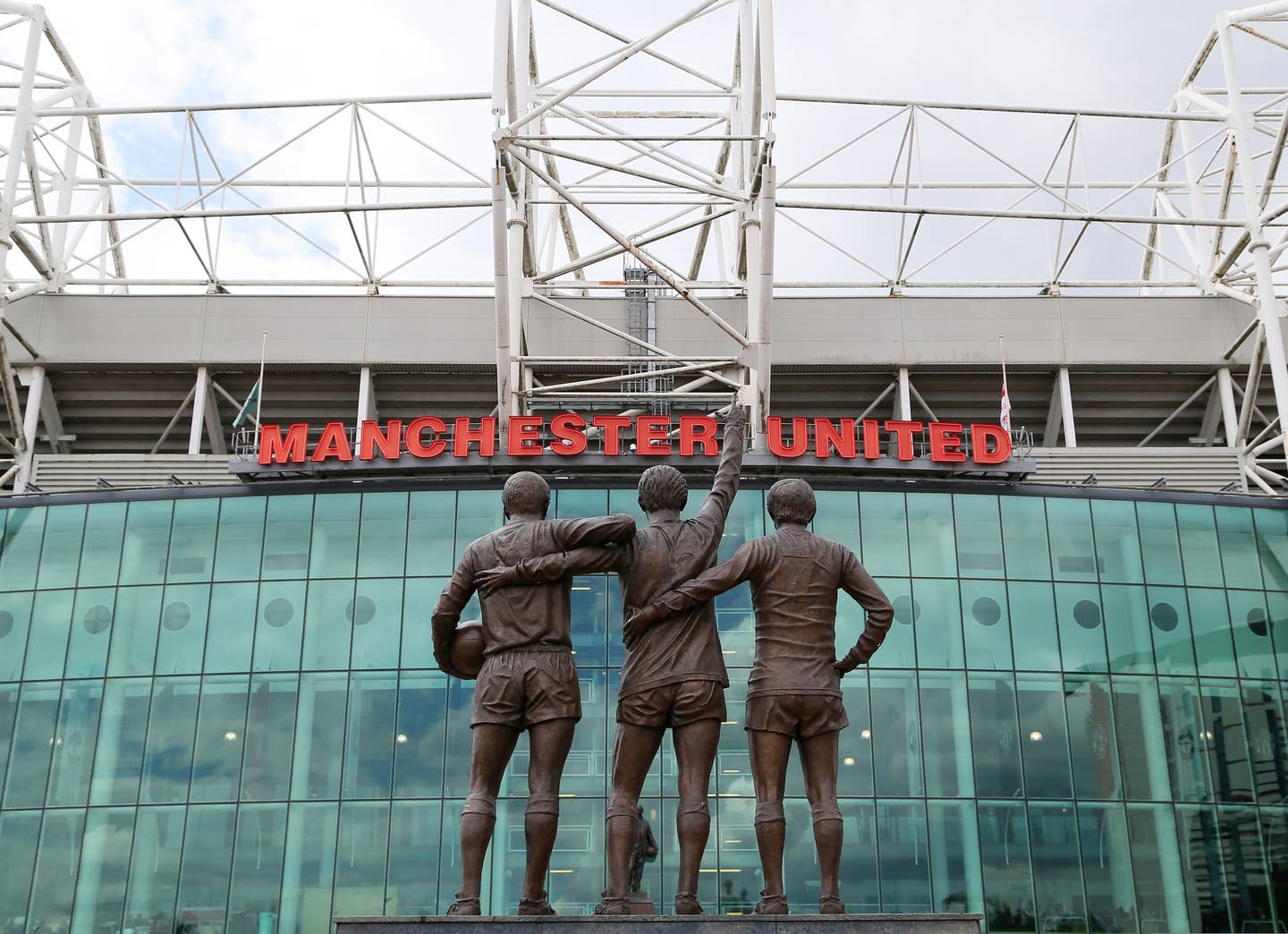 Manchester United Tickets Hotel Reisepakete. Statue vor dem Old Trafford Stadion.