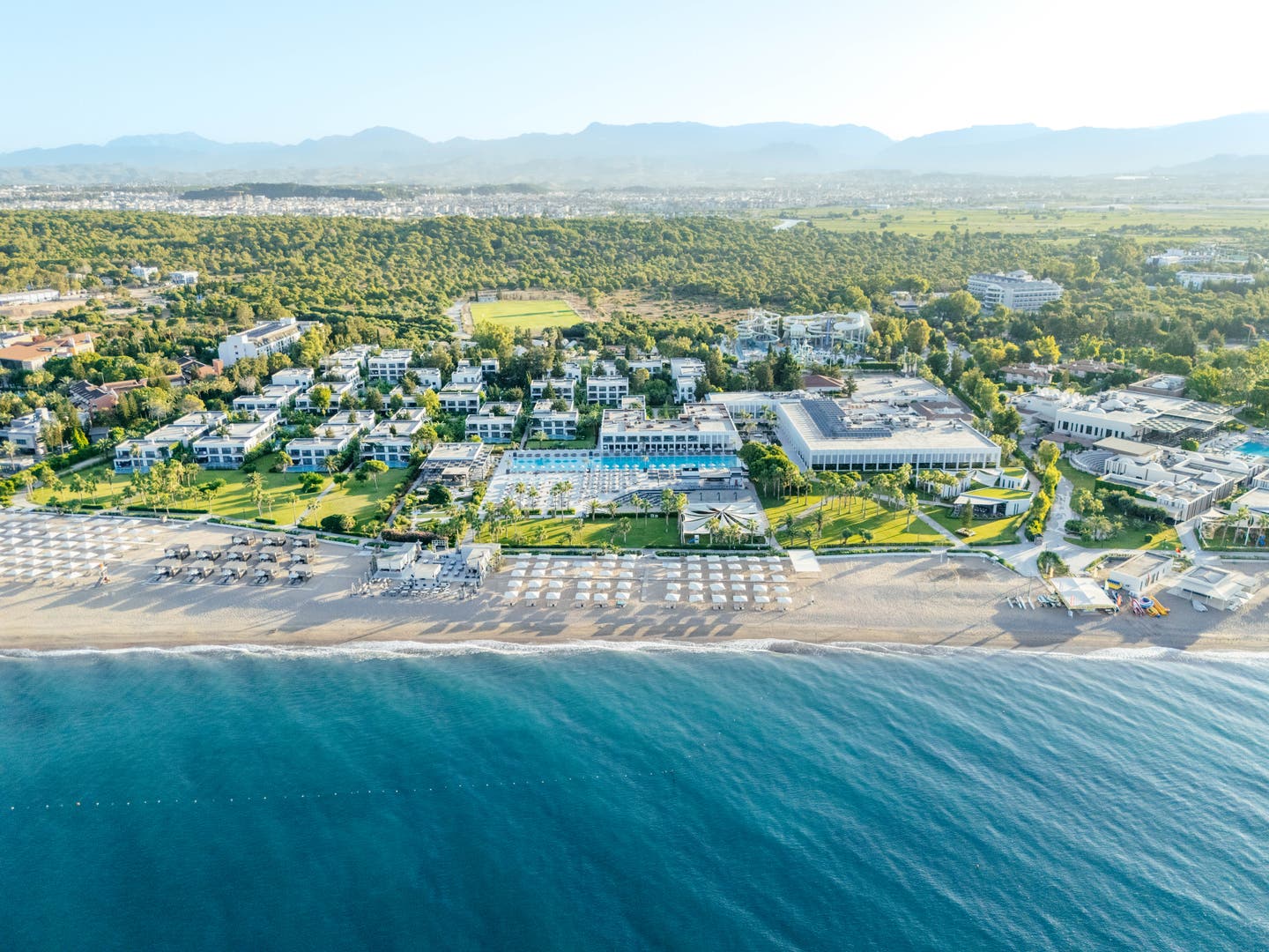 Luftbild des Hotels vom Meer aus aufgenommen