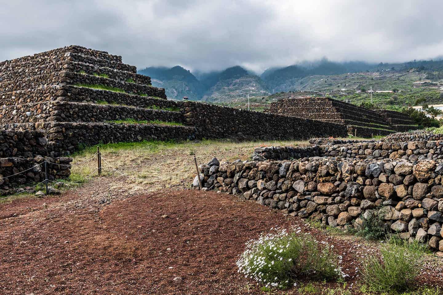 Kanaren: Teneriffa Weg zwischen alten Pyramiden