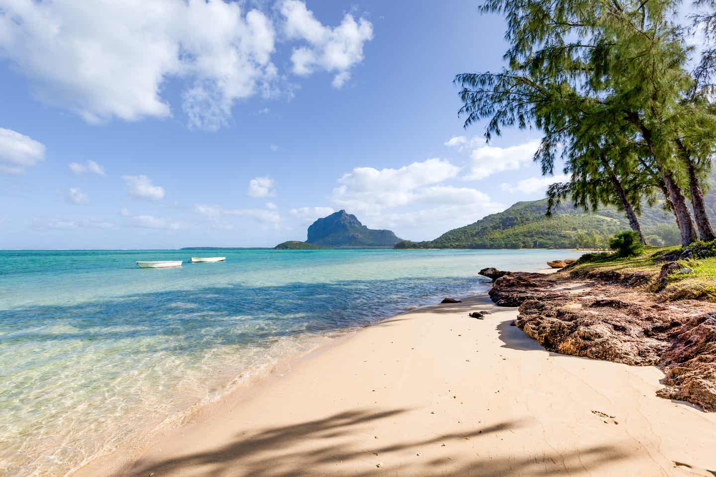 Mauritius Familienurlaub – Traumstrand Le Morne weißem Sand, türkisblauem Meer und familienfreundlicher Atmosphäre