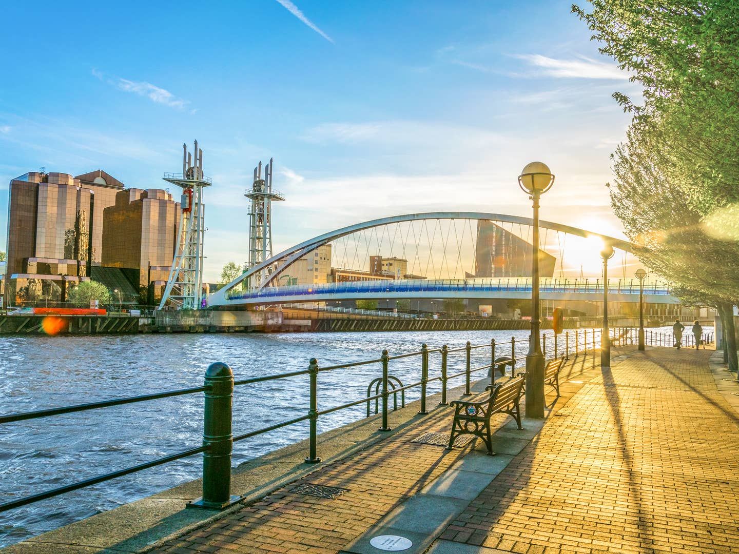 Salford Quays: fußgängerfreundliches neugestaltetes Docks-Revier mit Sehenswürdigkeiten und Gastro am historischen Manchester Ship Canal Salford Quays: fußgängerfreundliches neugestaltetes Docks-Revier mit Sehenswürdigkeiten und Gastro am historischen Manchester Ship Canal