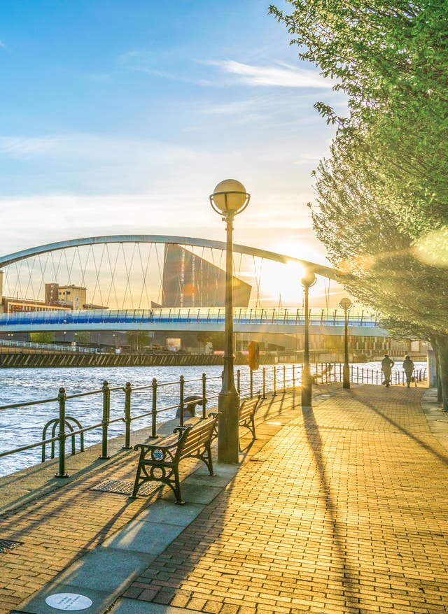 Manchester Urlaub Salford Quays im Manchester Urlaub: neu gestaltetes Dock-Areal mit Sehenswürdigkeiten und Gastronomie am historischen Manchester Ship Canal