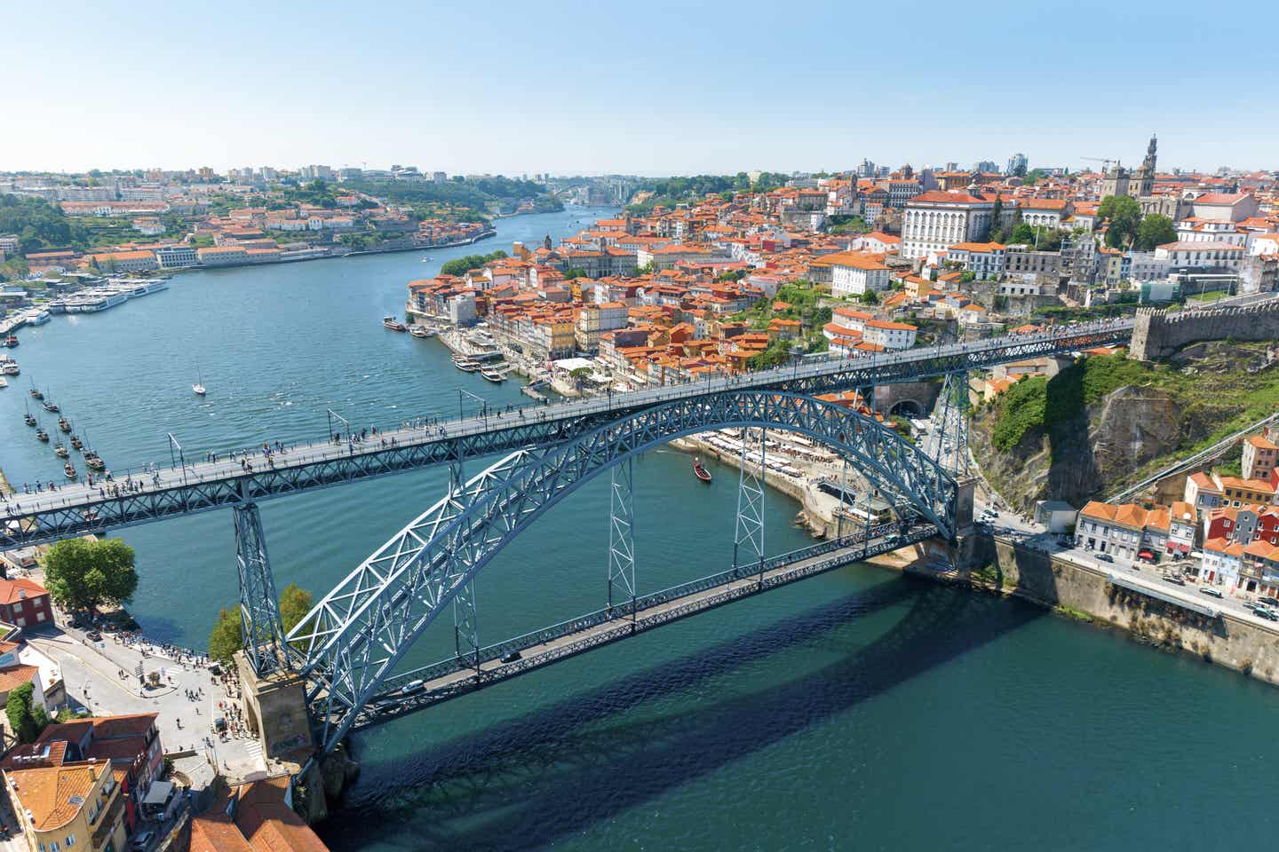 Städtetrip Juli: Blick auf die Brücke Ponte dom Luis am Fluss Duoro in Porto