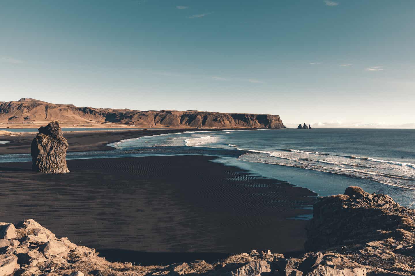 Island Urlaub mit DERTOUR. Arnardrangur-Felsturm am schwarzen Strand von Reynisfjara