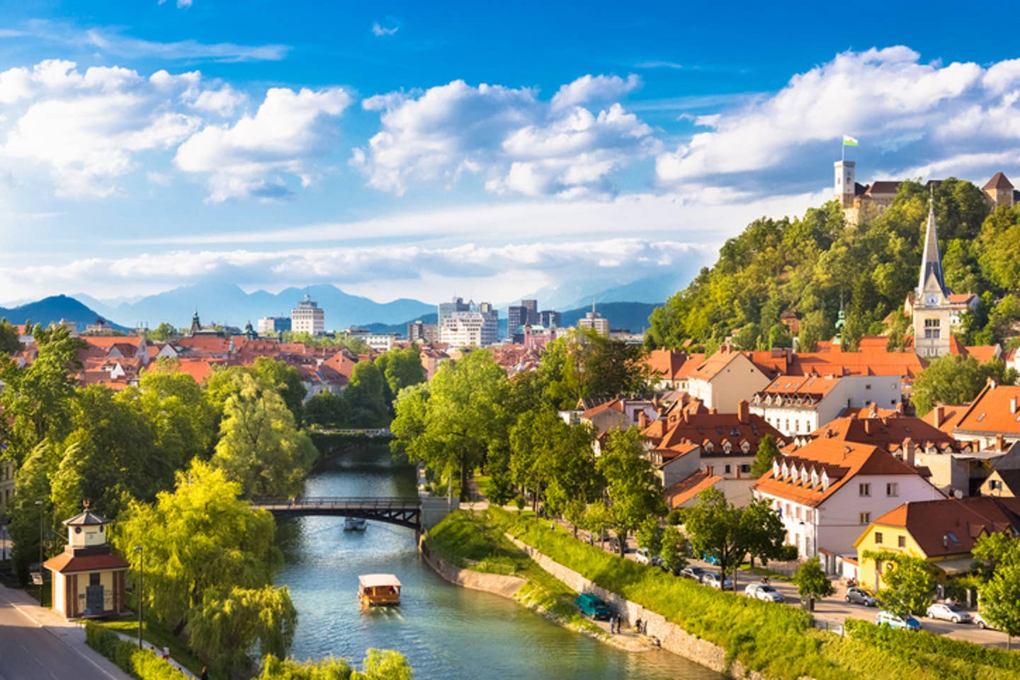 Rundreisen Slowenien: Panoramablick über Sloweniens Hauptstadt Ljublana mit dem Fluss Ljubljanica im Zentrum