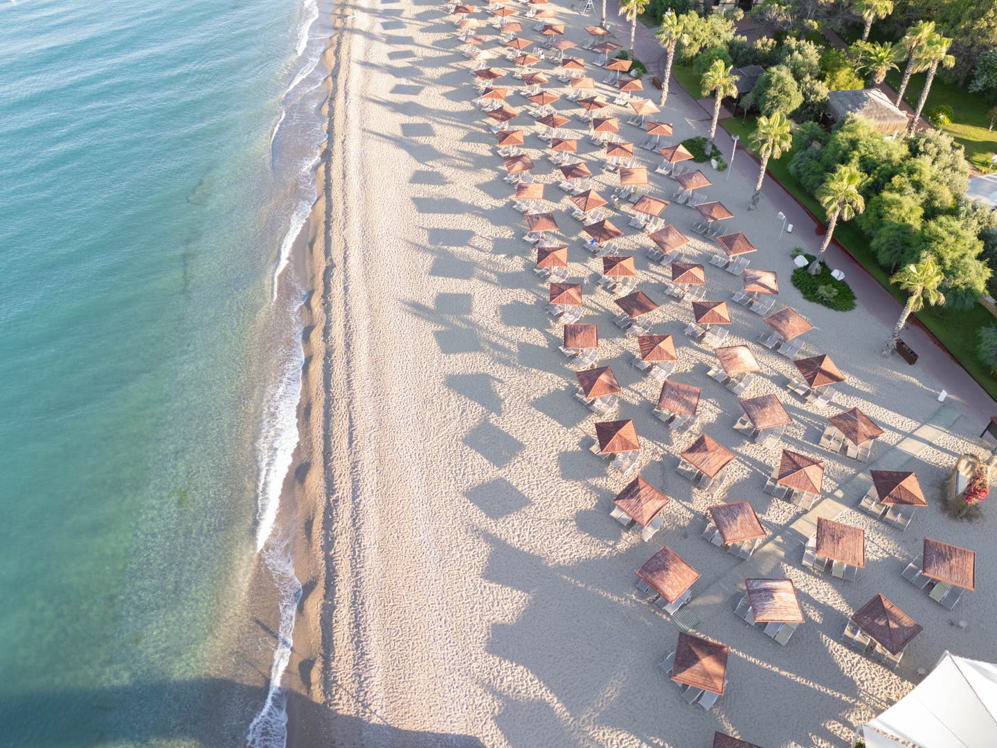 Luftbild des weißen Sandstrands des Ali Bey Club & Park