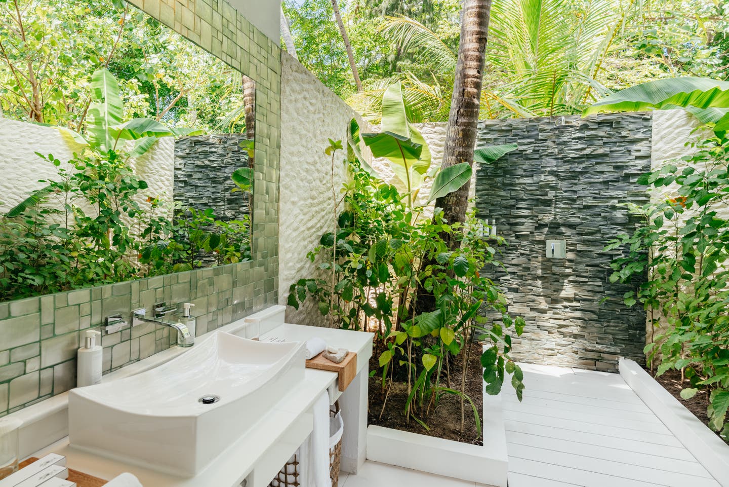 Outdoorbad einer Beach Pool Villa umgeben von dichtem Grün