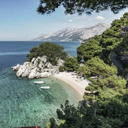 kroatien-adria-brela-podrace-strand-von-oben-g-2151126678_bearbeitet.jpg