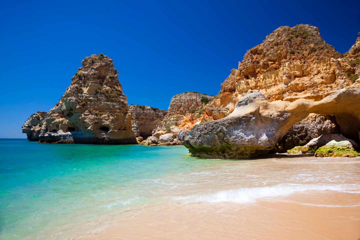 Faszinierende Felsformation am Strand Praia de Marinha