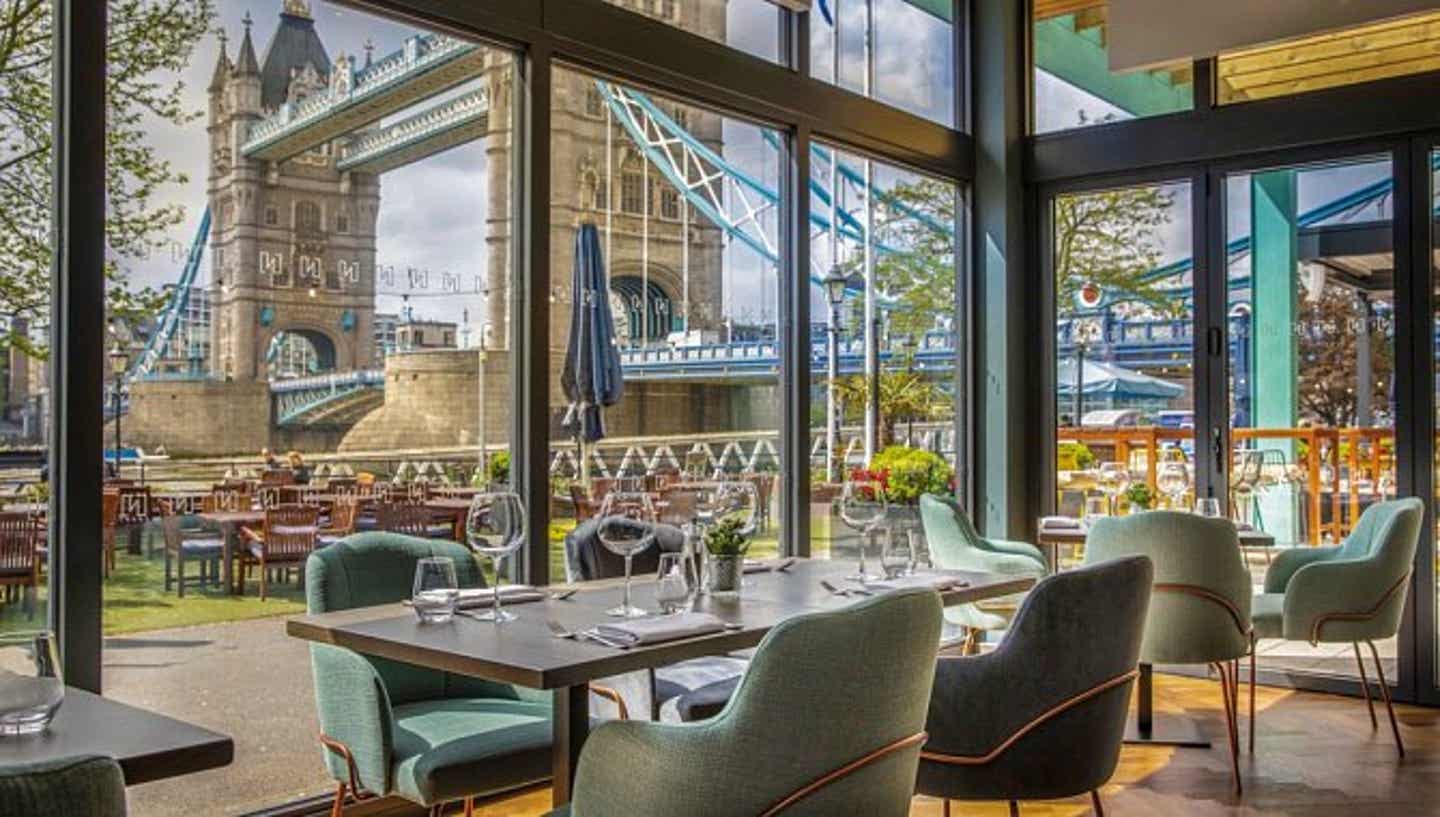 Frühstück mit Blick auf den Tower Hotelbistro mit Blick auf die London Tower Bridge