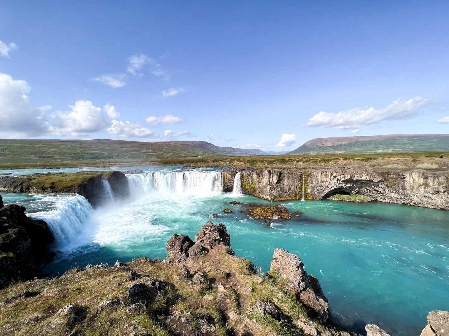 Skandinaviens beste Reisezeit: Blick auf den Godafoss Wasserfall in Island