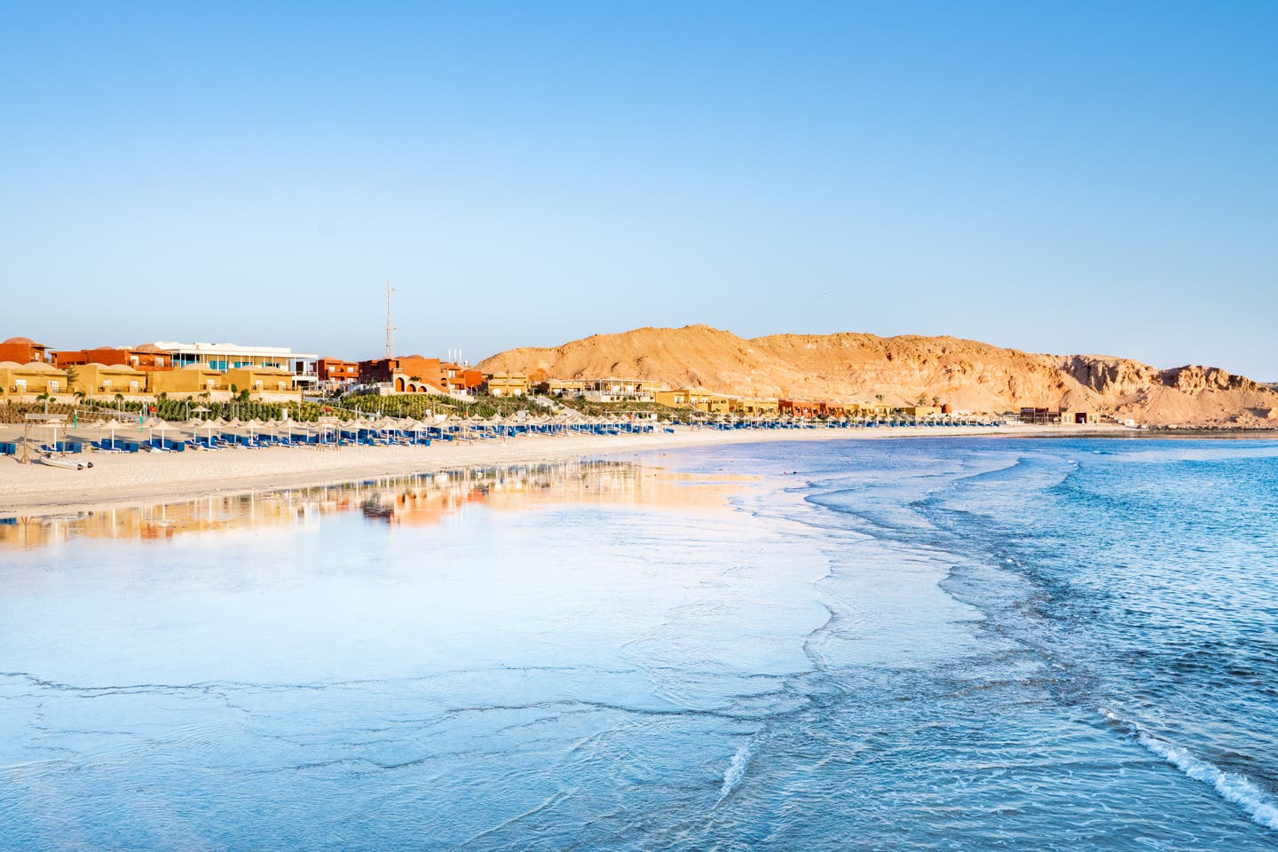 Hotelanlage entlang des Strandes
