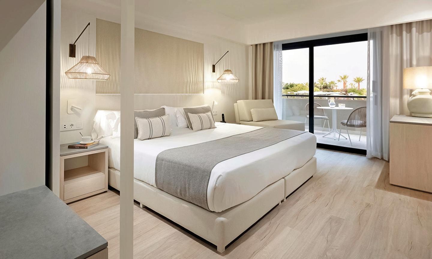Wohnbeispiel Doppelzimmer Deluxe Poolblick