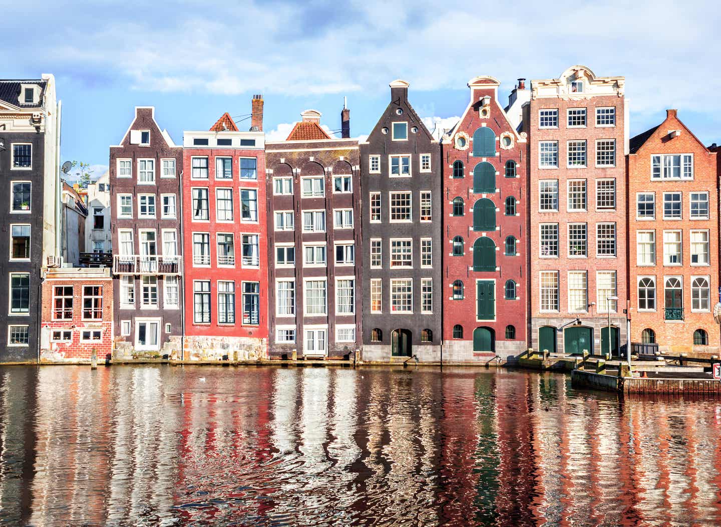Last Minute Städtereise: Häuser am Wasser in Amsterdam