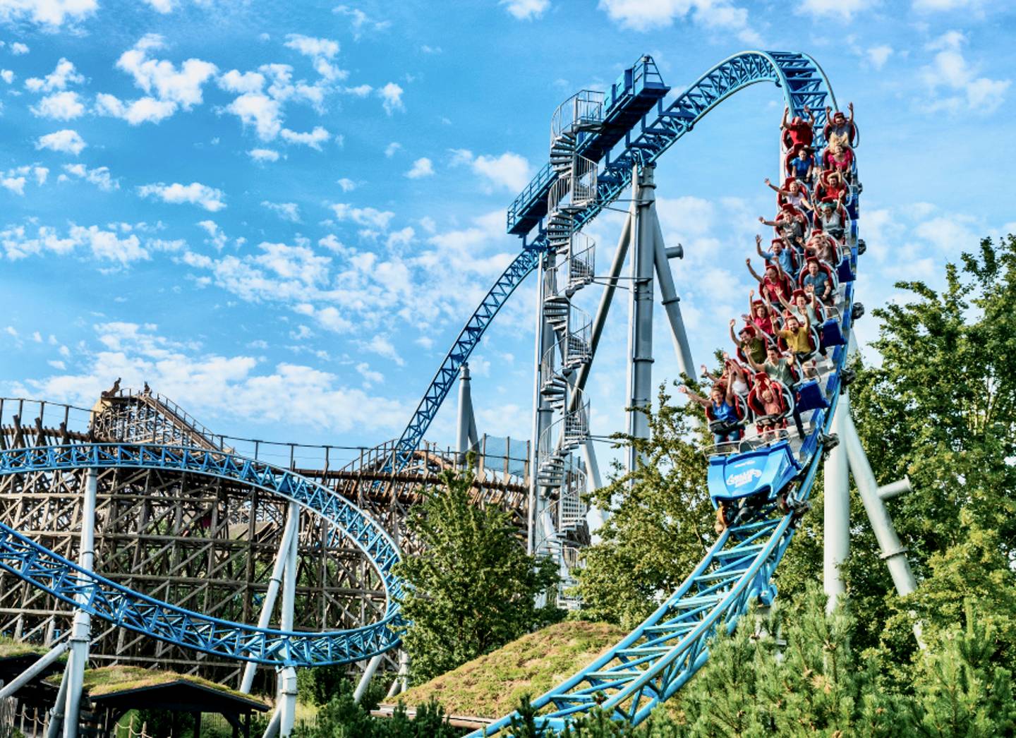 Die spektakuläre Achterbahn Bluefire im Freizeitpark Europa-Park