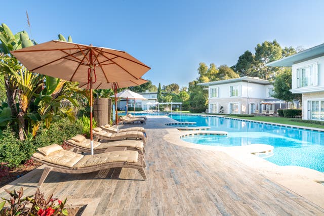 Pool und Liegen bei den Azure Villas