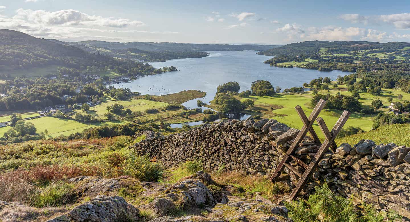 Blick auf das Tal und den See in Lake District, ale Steinmauer und Holz-Hochsitz