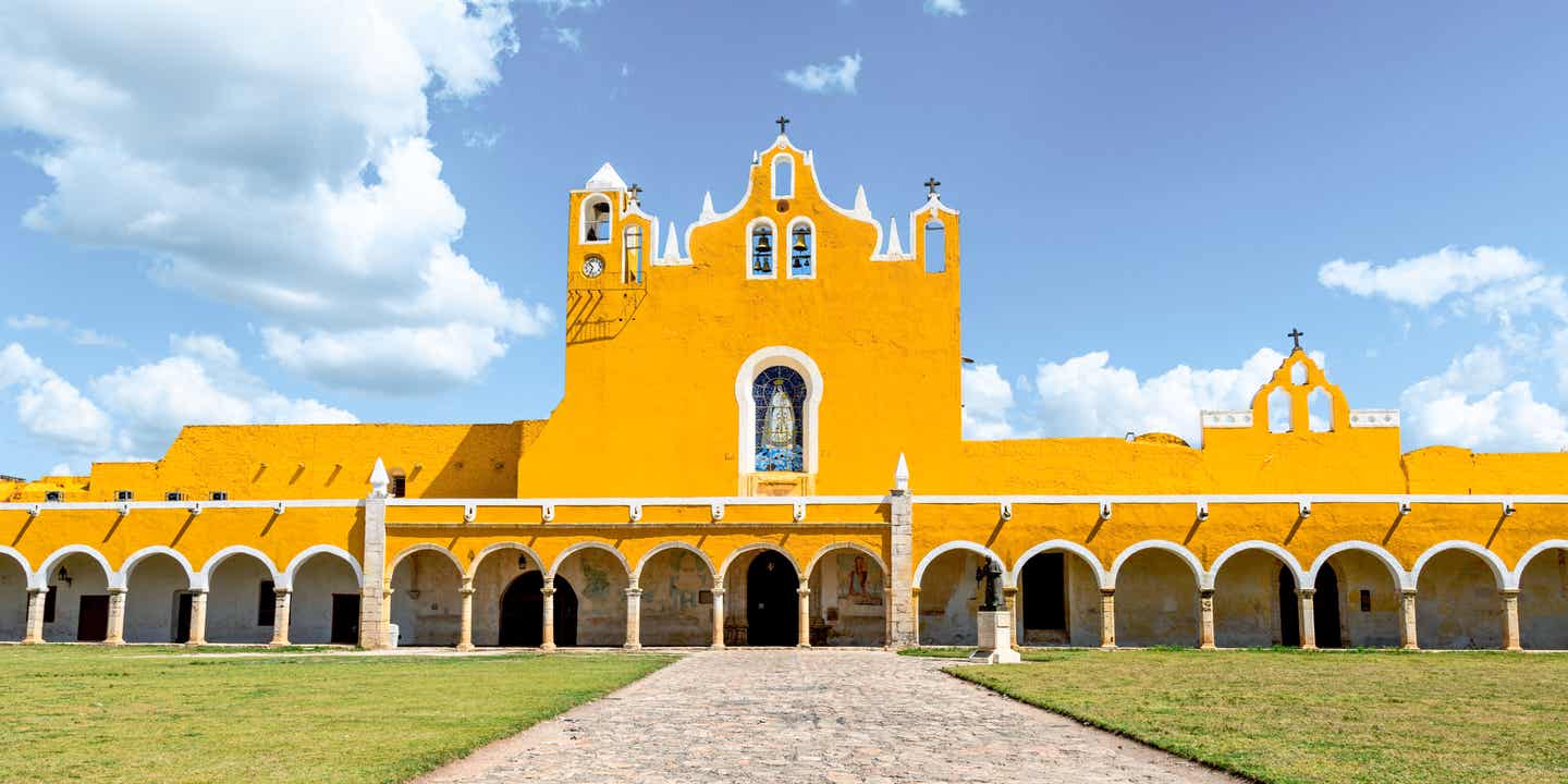 Das Convento de San Antonio de Padua in Izamal beeindruckt mit seiner intensiven Farbe