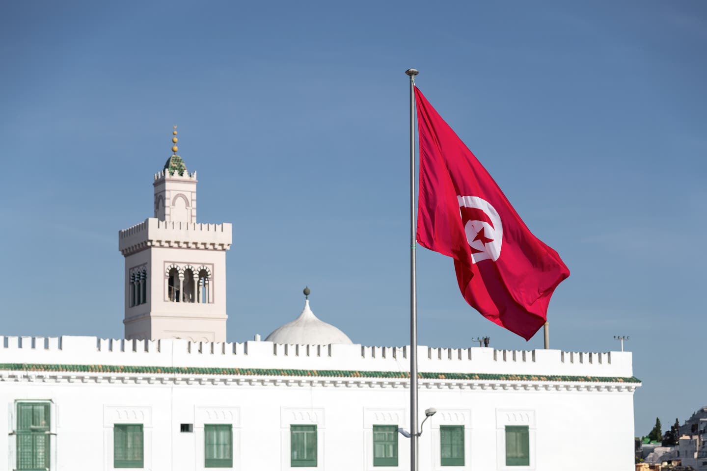 Tunesiens Flagge gehisst über dem Meer auf Djerba