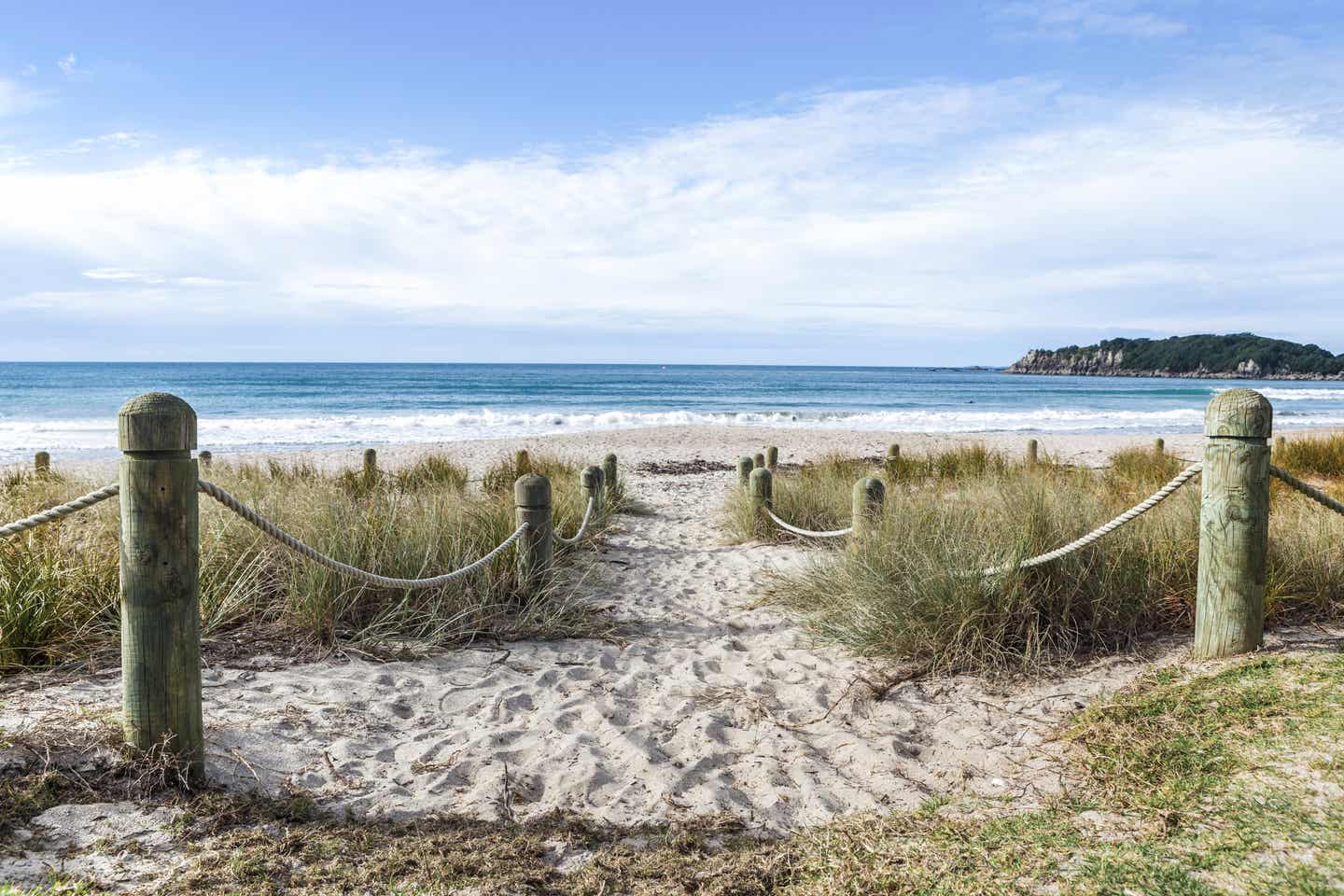 Neuseeland beste Reisezeit: Sandstrand in der Bay of Plenty