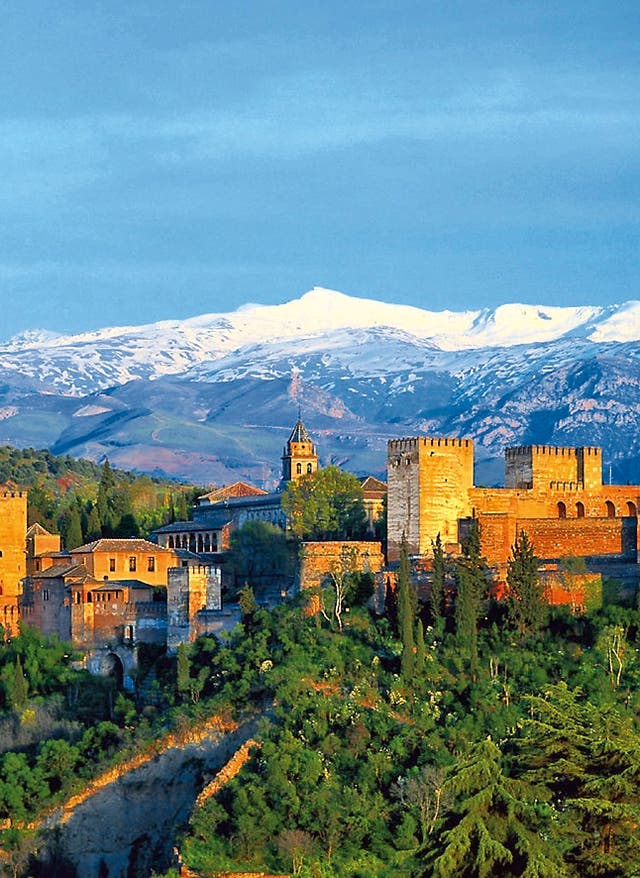 Hotel in Andalusien buchen Burg und Berge in Andalusien