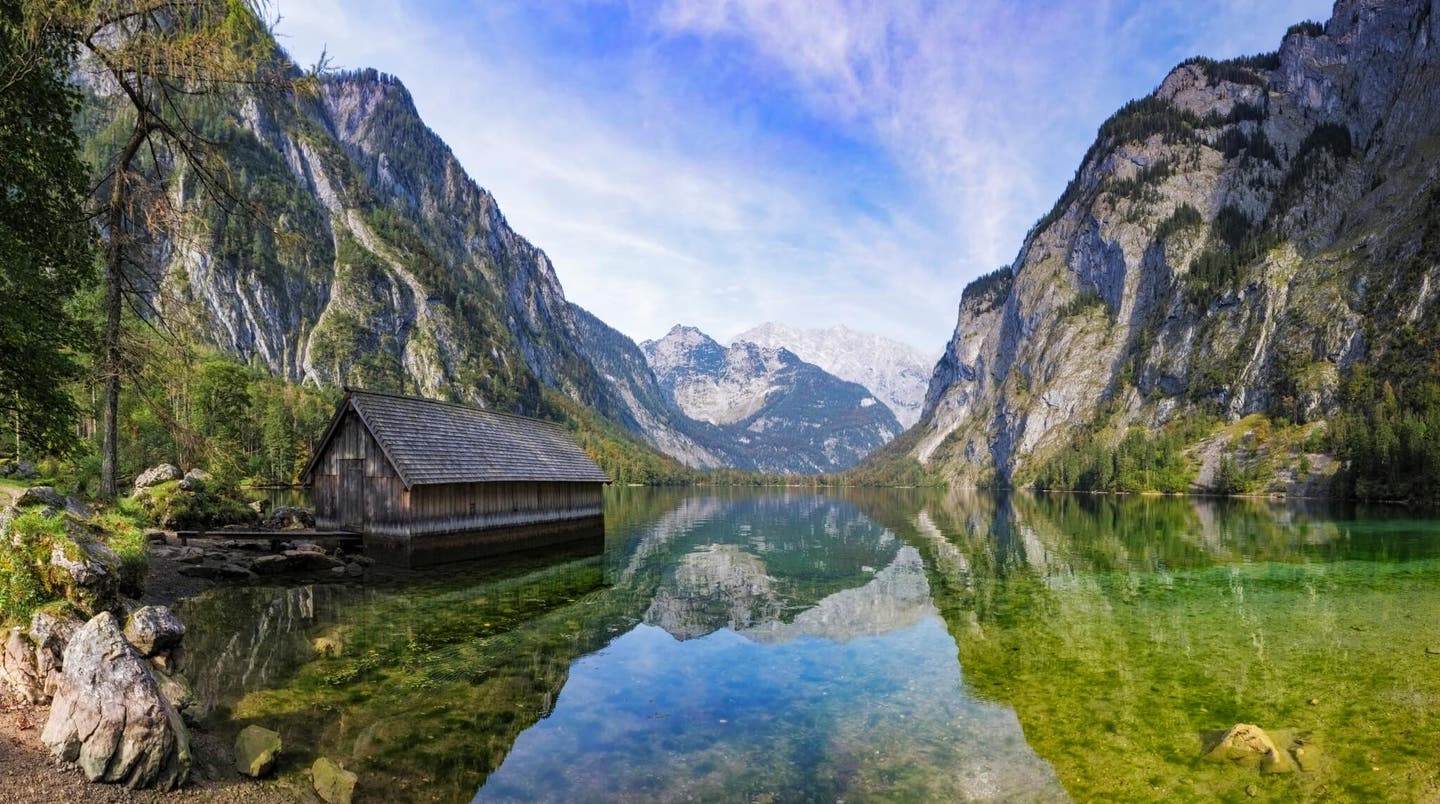 Hütte vor Berglandschaft am Königssee